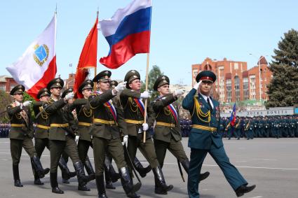 Саратов. Парад Победы, посвященный 70-летию Победы в Великой Отечественной войне. Прохождение знаменной группы.