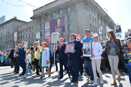 Новосибирск. Мэр Новосибирска Анатолий Локоть (в центре) принял участие в `Бессмертный полк`, посвященной 70-летию Победы в Великой Отечественной войне.