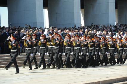 Парад кадетов `Не прервется связь поколений` на Поклонной горе в Москве.