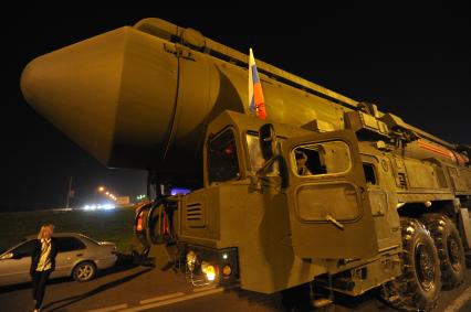 Москва. Ракетные комплексы `Ярсы` проехали по МКАД от полигона Алабино к месту постоянной дислокации в Ивановской области.