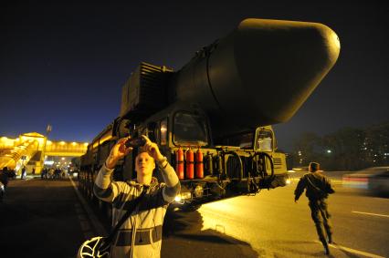 Москва. Ракетные комплексы `Ярсы` проехали по МКАД от полигона Алабино к месту постоянной дислокации в Ивановской области.