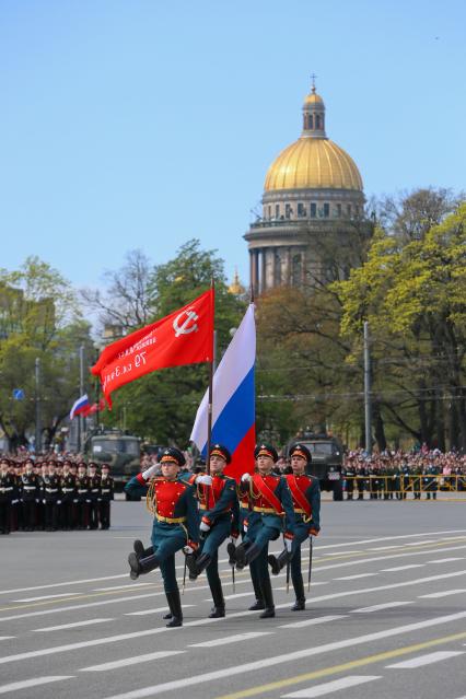 Санкт-Петербург. Парад Победы на Дворцовой площади в честь 70-летия Победы в Великой Отечественной войне. Знаменная группа со Знаменем Победы и Государственным флагом РФ.