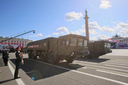 Санкт-Петербург. Оперативно-тактический ракетный комплекс  `Искандер-М` на Параде Победы на Дворцовой площади в честь 70-летия Победы в Великой Отечественной войне.