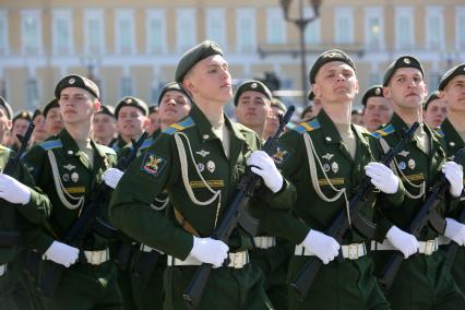 Санкт-Петербург. Военнослужащие парадных расчетов во время Парада Победы на Дворцовой площади в честь 70-летия Победы в Великой Отечественной войне.