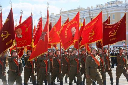 Санкт-Петербург. Парад Победы на Дворцовой площади в честь 70-летия Победы в Великой Отечественной войне. Знаменосцы с боевыми знаменами времен Великой Отечественной войны.