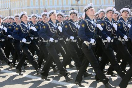 Санкт-Петербург. Военнослужащие парадных расчетов во время Парада Победы на Дворцовой площади в честь 70-летия Победы в Великой Отечественной войне.