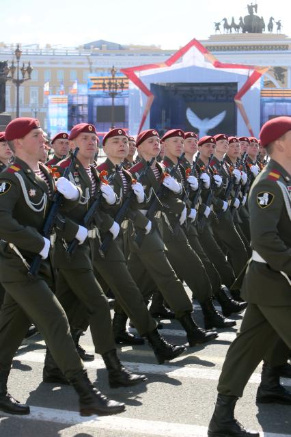 Санкт-Петербург. Военнослужащие парадных расчетов во время Парада Победы на Дворцовой площади в честь 70-летия Победы в Великой Отечественной войне.