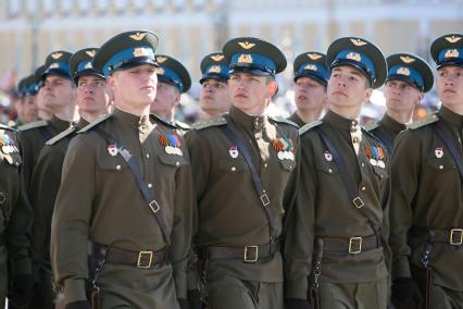 Санкт-Петербург. Парад Победы на Дворцовой площади в честь 70-летия Победы в Великой Отечественной войне. Подразделения в форме советских войск времен Великой Отечественной войны.