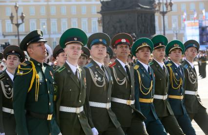 Санкт-Петербург. Парад Победы на Дворцовой площади в честь 70-летия Победы в Великой Отечественной войне. Пешая колонна иностранцев из четырнадцати стран мира, которые учатся в военных вузах Санкт-Петербурга.