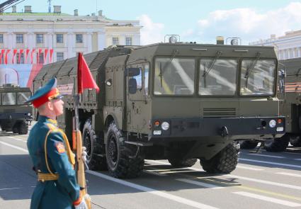 Санкт-Петербург. Оперативно-тактический ракетный комплекс  `Искандер-М` на Параде Победы на Дворцовой площади в честь 70-летия Победы в Великой Отечественной войне.