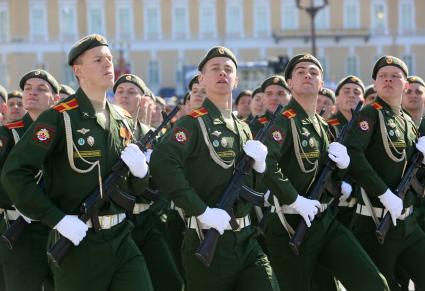 Санкт-Петербург. Военнослужащие парадных расчетов во время Парада Победы на Дворцовой площади в честь 70-летия Победы в Великой Отечественной войне.