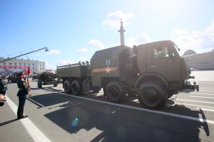 Санкт-Петербург.  КАМАЗ-63501 с крупнокалиберной гаубицей МСТА-Б на Параде Победы на Дворцовой площади в честь 70-летия Победы в Великой Отечественной войне.