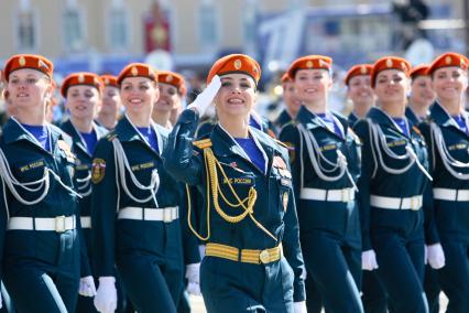 Санкт-Петербург. Парад Победы на Дворцовой площади в честь 70-летия Победы в Великой Отечественной войне. Курсанты Санкт-Петербургского университета МЧС России.