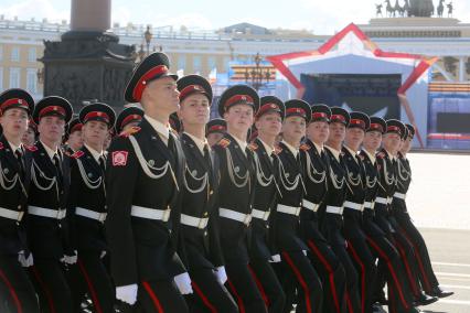 Санкт-Петербург. Парад Победы на Дворцовой площади в честь 70-летия Победы в Великой Отечественной войне. Воспитанники Суворовского военного училища.