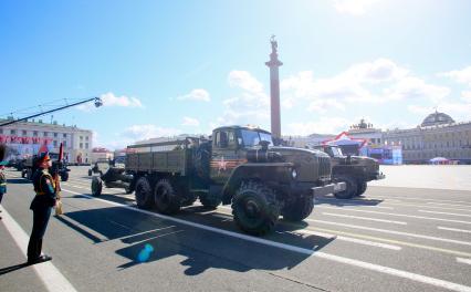 Санкт-Петербург. УРАЛ-4320 с гаубицей Д-30 на Параде Победы на Дворцовой площади в честь 70-летия Победы в Великой Отечественной войне.