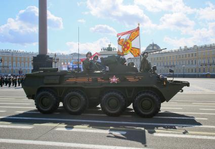 Санкт-Петербург. Бронетранспортер БТР-82А на Параде Победы на Дворцовой площади в честь 70-летия Победы в Великой Отечественной войне.