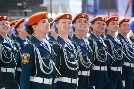 Санкт-Петербург. Парад Победы на Дворцовой площади в честь 70-летия Победы в Великой Отечественной войне. Курсанты Санкт-Петербургского университета МЧС России.