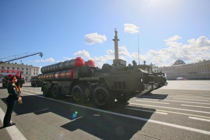 Санкт-Петербург. Зенитно-ракетный комплекс С-300 на Параде Победы на Дворцовой площади в честь 70-летия Победы в Великой Отечественной войне.