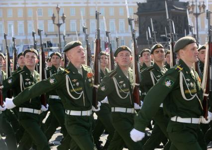 Санкт-Петербург. Военнослужащие парадных расчетов во время Парада Победы на Дворцовой площади в честь 70-летия Победы в Великой Отечественной войне.