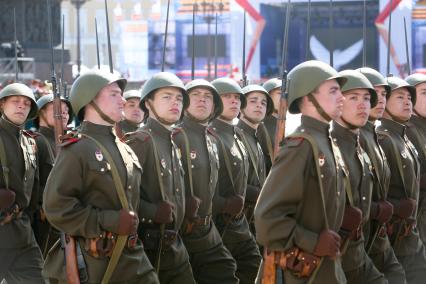 Санкт-Петербург. Парад Победы на Дворцовой площади в честь 70-летия Победы в Великой Отечественной войне. Подразделения в форме советских войск времен Великой Отечественной войны.