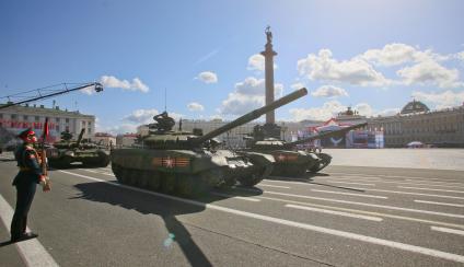 Санкт-Петербург. Танки Т-72Б3 на Параде Победы на Дворцовой площади в честь 70-летия Победы в Великой Отечественной войне.