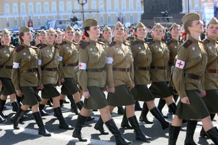 Санкт-Петербург. Парад Победы на Дворцовой площади в честь 70-летия Победы в Великой Отечественной войне. Подразделения в форме советских войск времен Великой Отечественной войны.