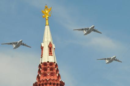 Москва. Тяжелые военно-транспортные самолеты Ил-76 во время парада авиации на Красной площади, в честь 70-летия Победы в Великой Отечественной войне.