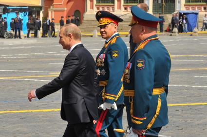 Москва. Слева направо: министр обороны РФ, генерал армии Сергей Шойгу, президент РФ Владимир Путин и главнокомандующий Сухопутными войсками РФ, генерал-полковник Олег Салюков после Парада на Красной площади, в честь 70-летия Победы в Великой Отечественной войне.