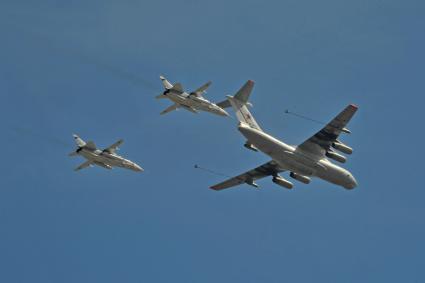 Москва. Самолет-заправщик Ил-78 и фронтовые бомбардировщики Су-24 во время парада авиации на Красной площади, в честь 70-летия Победы в Великой Отечественной войне.