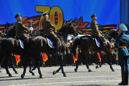 Москва. Кавалерийский почетный эскорт Президентского полка службы коменданта Московского Кремля ФСО РФ в форме кавалеристов времен Великой Отечественной войны во Парада на Красной площади, в честь 70-летия Победы в Великой Отечественной войне.