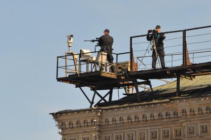 Москва. Сотрудники службы безопасности на Спасской башне наблюдают за военным парадом на Красной площади, в честь 70-летия Победы в Великой Отечественной войне