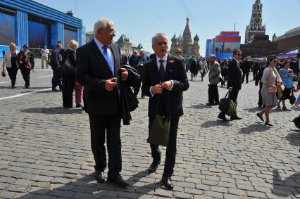 Москва. Помощник председателя правительства РФ Геннадий Онищенко (справа) после Парада на Красной площади, в честь 70-летия Победы в Великой Отечественной войне.