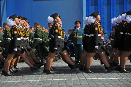 Москва. Учащиеся Московского пансиона государственных воспитанниц во время Парада на Красной площади, в честь 70-летия Победы в Великой Отечественной войне.