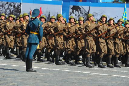 Москва. Военнослужащие в военной форме времен Великой Отечественной войны во время Парада на Красной площади, в честь 70-летия Победы в Великой Отечественной войне.