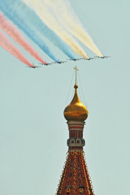 Москва. Штурмовики Су-25 во время парада авиации на Красной площади, в честь 70-летия Победы в Великой Отечественной войне.