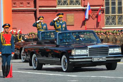 Москва. Главнокомандующий Сухопутными войсками РФ, генерал-полковник Олег Салюков (слева) и министр обороны РФ, генерал армии Сергей Шойгу во время Парада на Красной площади, в честь 70-летия Победы в Великой Отечественной войне.