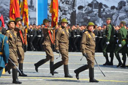 Москва. Военнослужащие в военной форме времен Великой Отечественной войны во время Парада на Красной площади, в честь 70-летия Победы в Великой Отечественной войне.