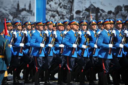 Москва. Военнослужащие подразделения Вооруженных сил Сербии во время Парада на Красной площади, в честь 70-летия Победы в Великой Отечественной войне.