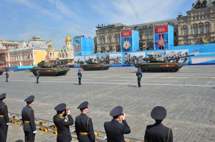 Москва. Танки Т-14 на гусеничной платформе `Армата` во время Парада на Красной площади, в честь 70-летия Победы в Великой Отечественной войне.