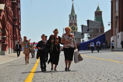 Москва. Люди гуляют по Красной площади после Парада, в честь 70-летия Победы в Великой Отечественной войне.