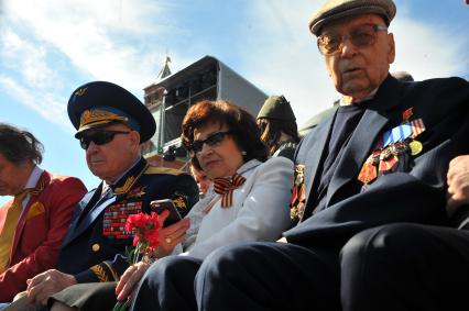 Москва. Советский космонавт, первый человек, вышедший в открытый космос, дважды Герой Советского Союза Алексей Леонов (слева) и ветеран, советский партийный деятель Евгений Зотович Разумов перед началом Парада на Красной площади, в честь 70-летия Победы в Великой Отечественной войне.