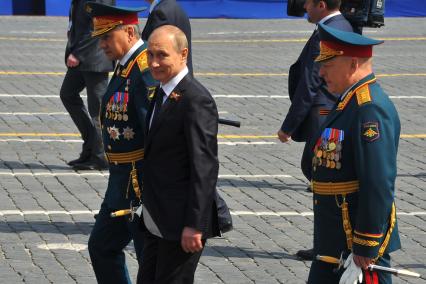 Москва. Слева направо: министр обороны РФ, генерал армии Сергей Шойгу, президент РФ Владимир Путин и главнокомандующий Сухопутными войсками РФ, генерал-полковник Олег Салюков после Парада на Красной площади, в честь 70-летия Победы в Великой Отечественной войне.