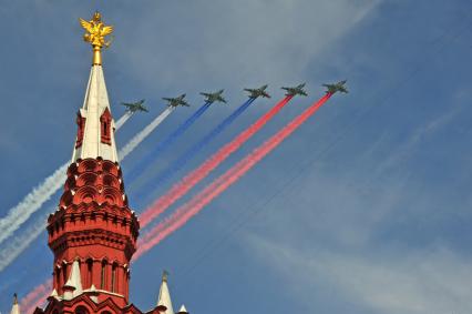 Москва. Штурмовики Су-25 во время парада авиации на Красной площади, в честь 70-летия Победы в Великой Отечественной войне.