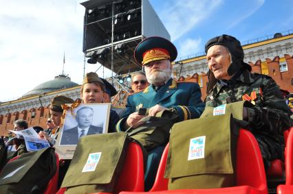 Москва. Мужчина в форме маршала СССР Сергей Крупко (в центре) и Георгий Крупко (справа) во время Парада на Красной площади, в честь 70-летия Победы в Великой Отечественной войне.