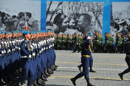 Москва. Курсанты Военного учебно-научного центра военно-воздушных сил `Военно-воздушная академия имени профессора Н.Е.Жуковского и Ю.А.Гагарина`во время Парада на Красной площади, в честь 70-летия Победы в Великой Отечественной войне.