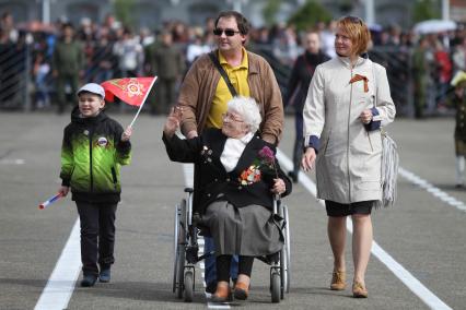 Ставрополь. Женщина-ветеран с семьей на Параде Победы в честь 70-летия Победы в Великой Отечественной войне.