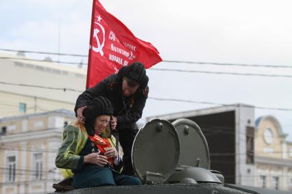 Ставрополь. Танкист-ветеран на Параде Победы в честь 70-летия Победы в Великой Отечественной войне.