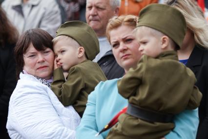 Ставрополь. Зрители с детьми на Параде Победы в честь 70-летия Победы в Великой Отечественной войне.