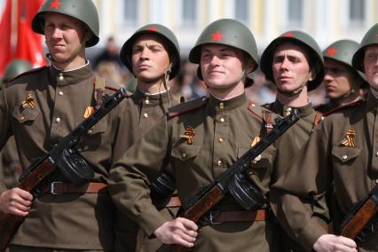 Ставрополь. Военнослужащие в советской военной форме времен Великой Отечественной войны на Параде Победы в честь 70-летия Победы.