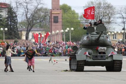 Ставрополь. танк Т-34 со Знаменем Победы на Параде Победы в честь 70-летия Победы в Великой Отечественной войне.